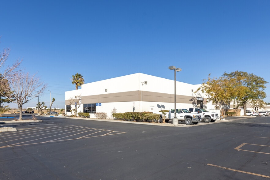 608 E Rancho Vista Blvd, Palmdale, CA for sale - Building Photo - Image 3 of 38