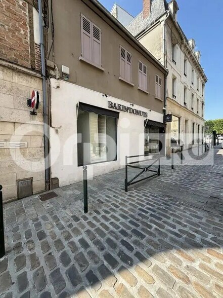 Retail in Compiègne for lease - Building Photo - Image 1 of 4