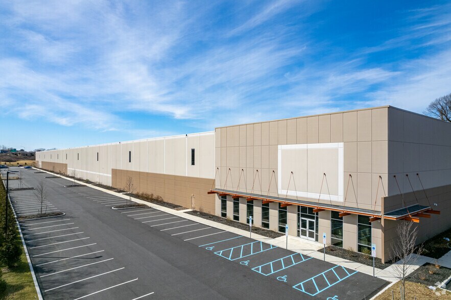 2020 Feather Way, Bethlehem, PA for sale - Primary Photo - Image 1 of 1