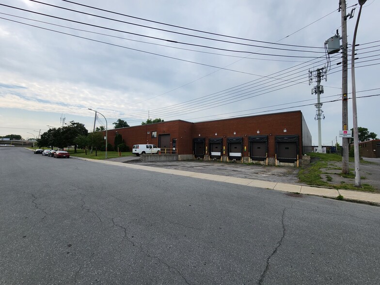 8150 Boul Parkway, Montréal, QC for lease - Building Photo - Image 2 of 17