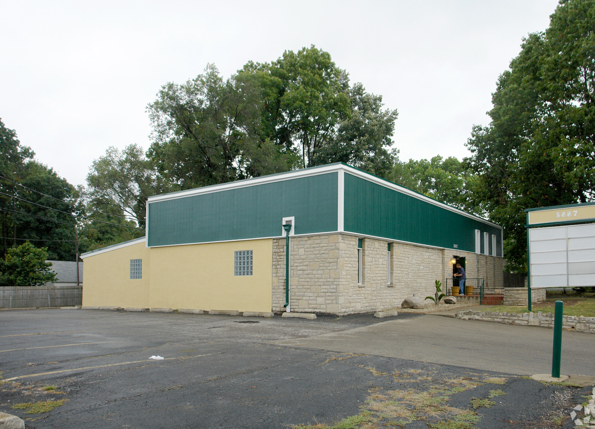 3887 Indianola Ave, Columbus, OH for sale Primary Photo- Image 1 of 1