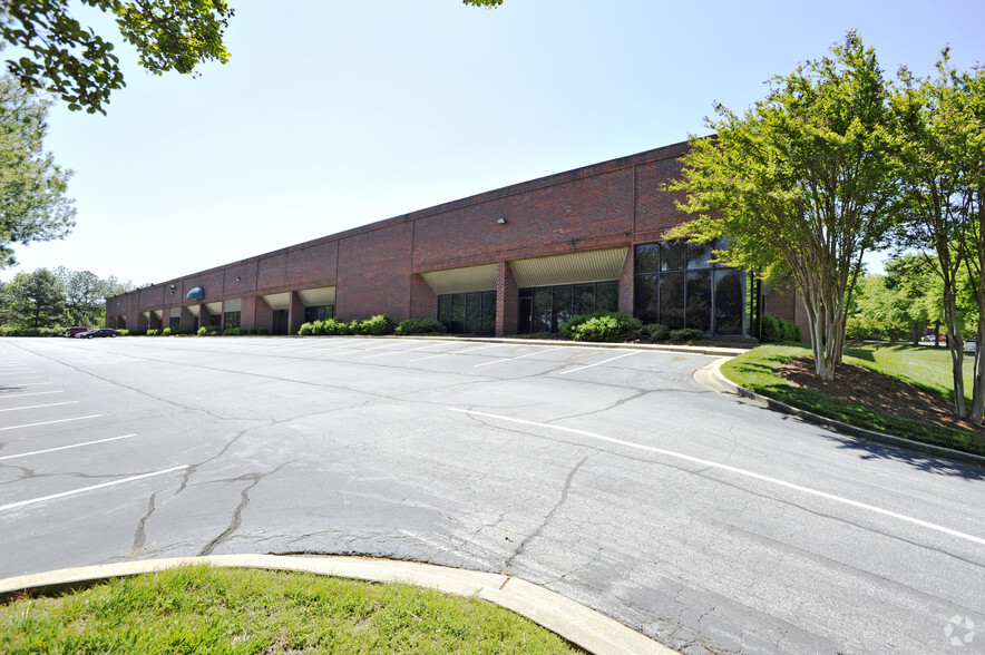 3715 Atlanta Industrial Pky N, Atlanta, GA for lease - Primary Photo - Image 1 of 8