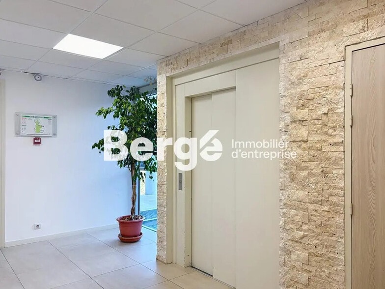 Office in SOPHIA ANTIPOLIS for lease - Building Photo - Image 3 of 8