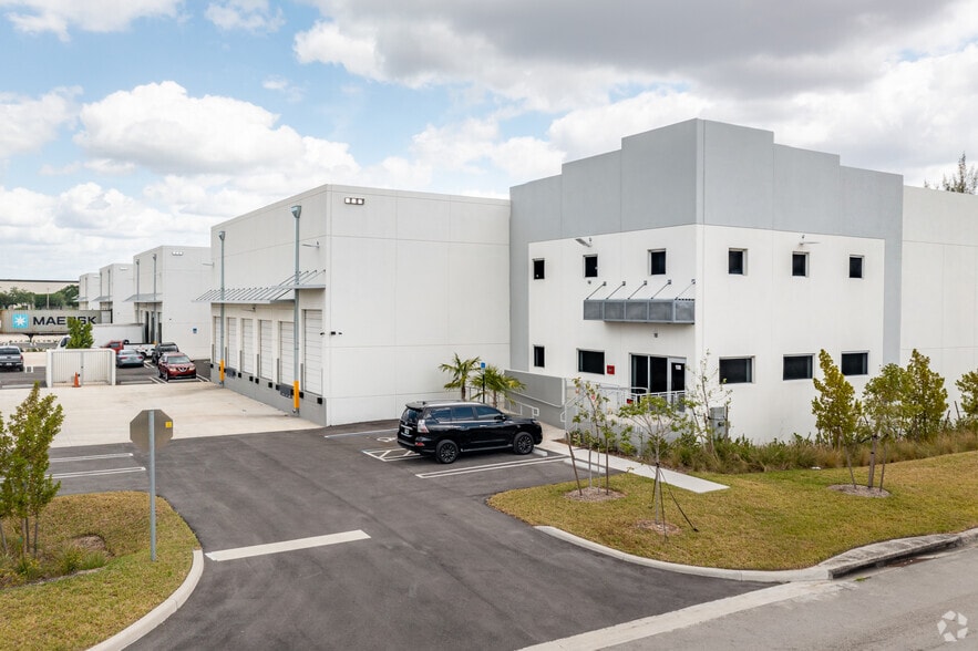 12301 NW 116th Ave, Medley, FL for lease - Primary Photo - Image 1 of 25