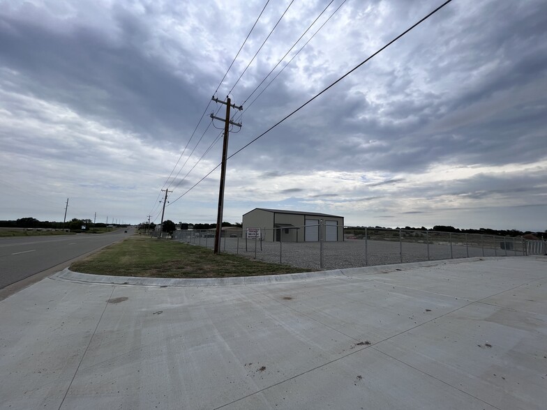 926 Deere Dr, Ardmore, OK for lease - Building Photo - Image 3 of 11