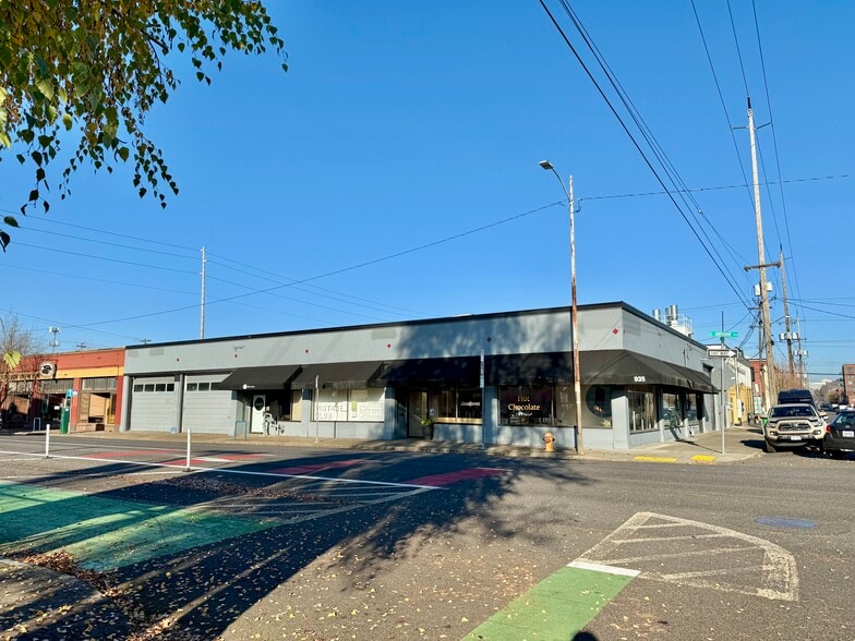 923-935 SE Hawthorne Blvd, Portland, OR for sale - Building Photo - Image 2 of 15