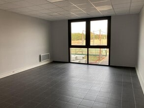 Office in Champagne-sur-Oise for lease Interior Photo- Image 2 of 6