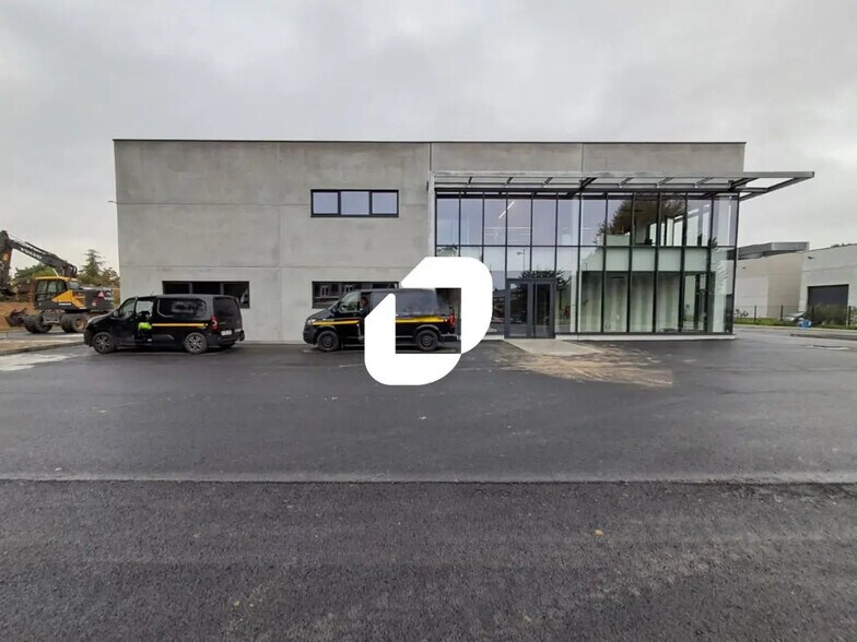 Office in Wattrelos for lease - Building Photo - Image 1 of 7