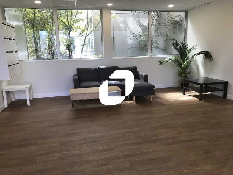 Office in Canéjan for lease - Interior Photo - Image 2 of 20