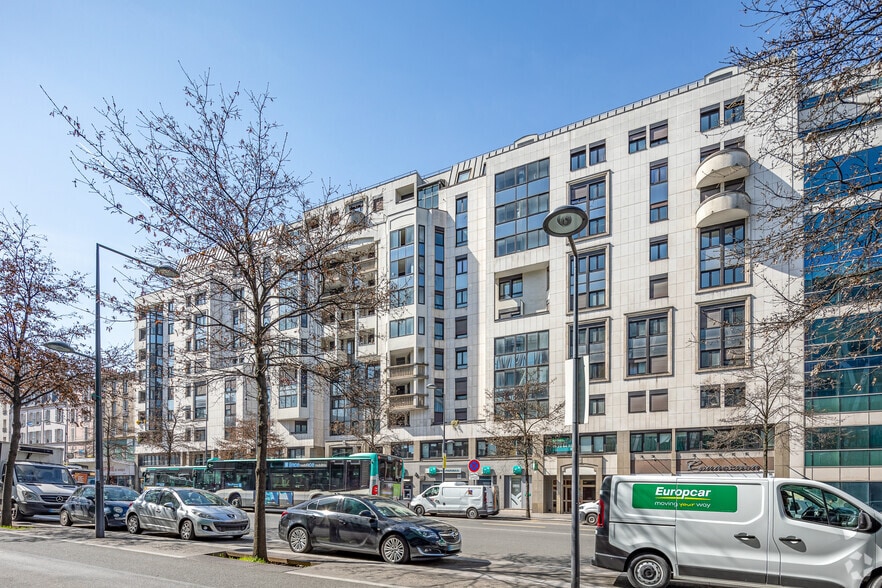 Office in Le Kremlin-Bicêtre for lease - Building Photo - Image 2 of 3