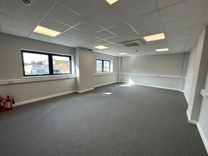 Central Ave, West Molesey for lease Interior Photo- Image 2 of 4