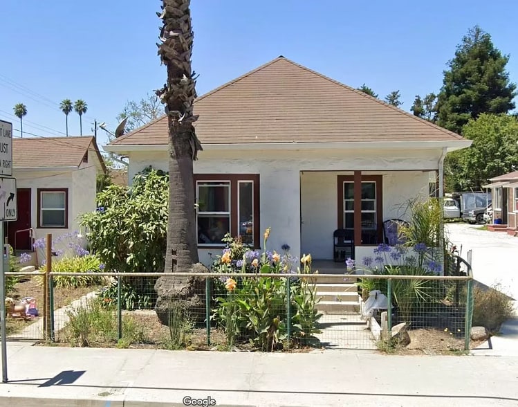 Multi-Unit Residential Opportunity portfolio of 2 properties for sale on LoopNet.com - Primary Photo - Image 2 of 2
