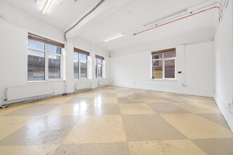 3-9 Creekside, London for lease Interior Photo- Image 1 of 3