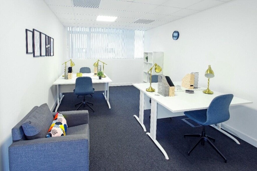 121 Brooker Rd, Waltham Abbey for lease - Interior Photo - Image 3 of 124