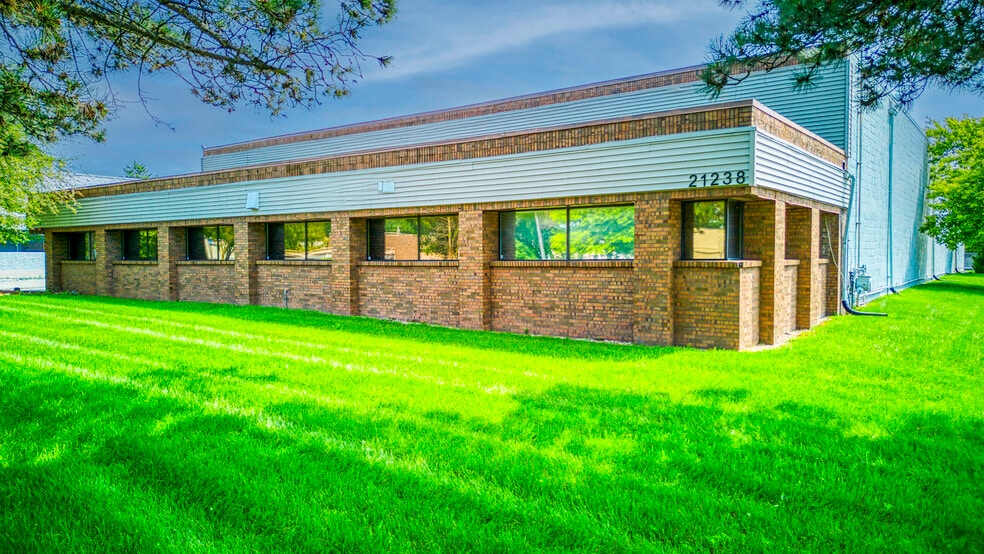 21238 Bridge St, Southfield, MI for lease - Building Photo - Image 2 of 5