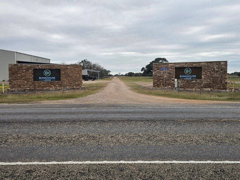 1811 State Highway 185 E, Seadrift, TX for sale - Building Photo - Image 1 of 13