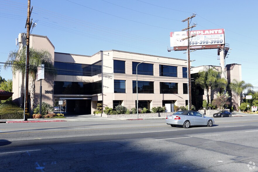 20121 Ventura Blvd, Woodland Hills, CA 91364 Central Park