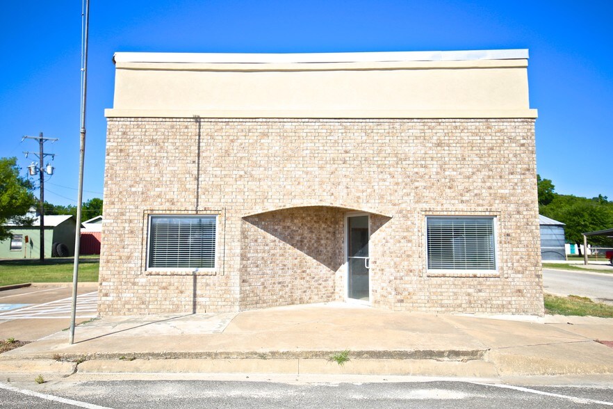 220 N 3rd St, Cranfills Gap, TX 76637