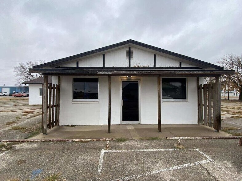 606 N Main St, Holyrood, KS 67450