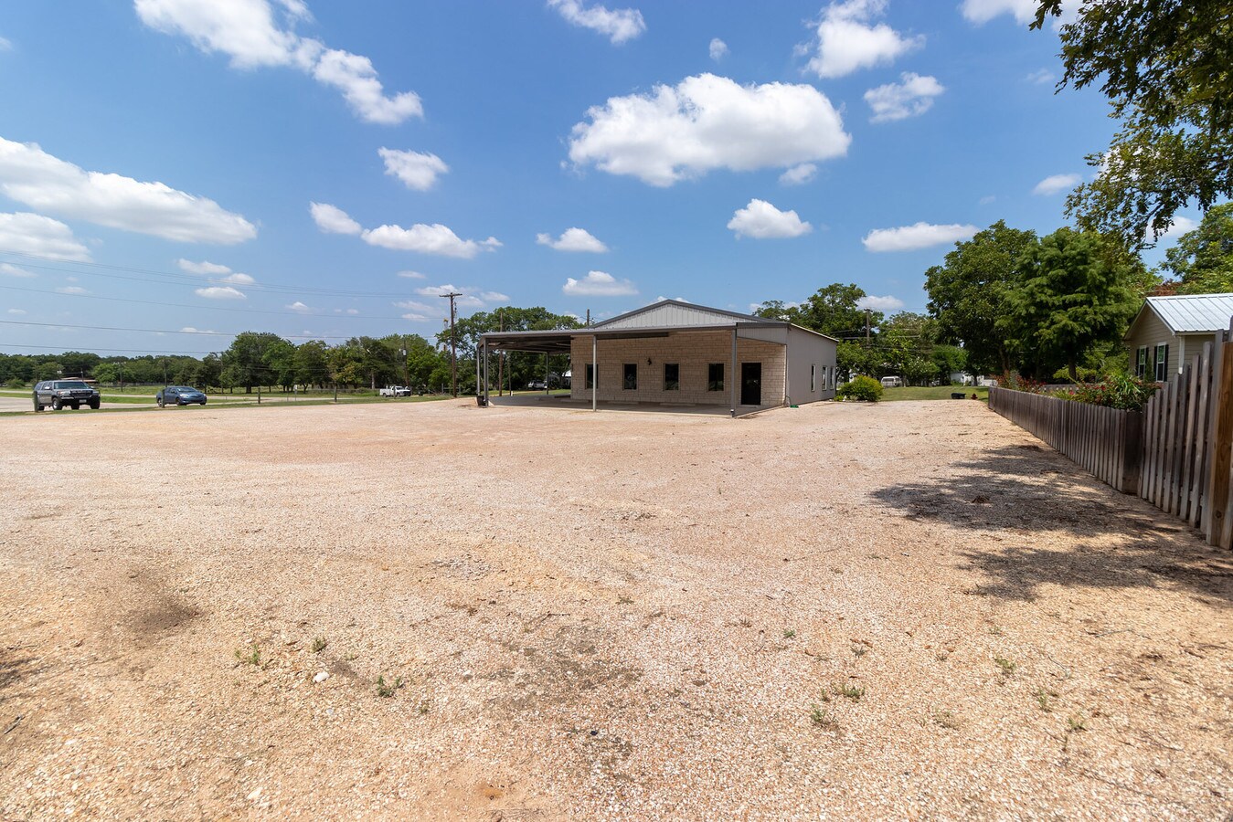 1400 E Cemetery Rd, Hallettsville, TX 77964
