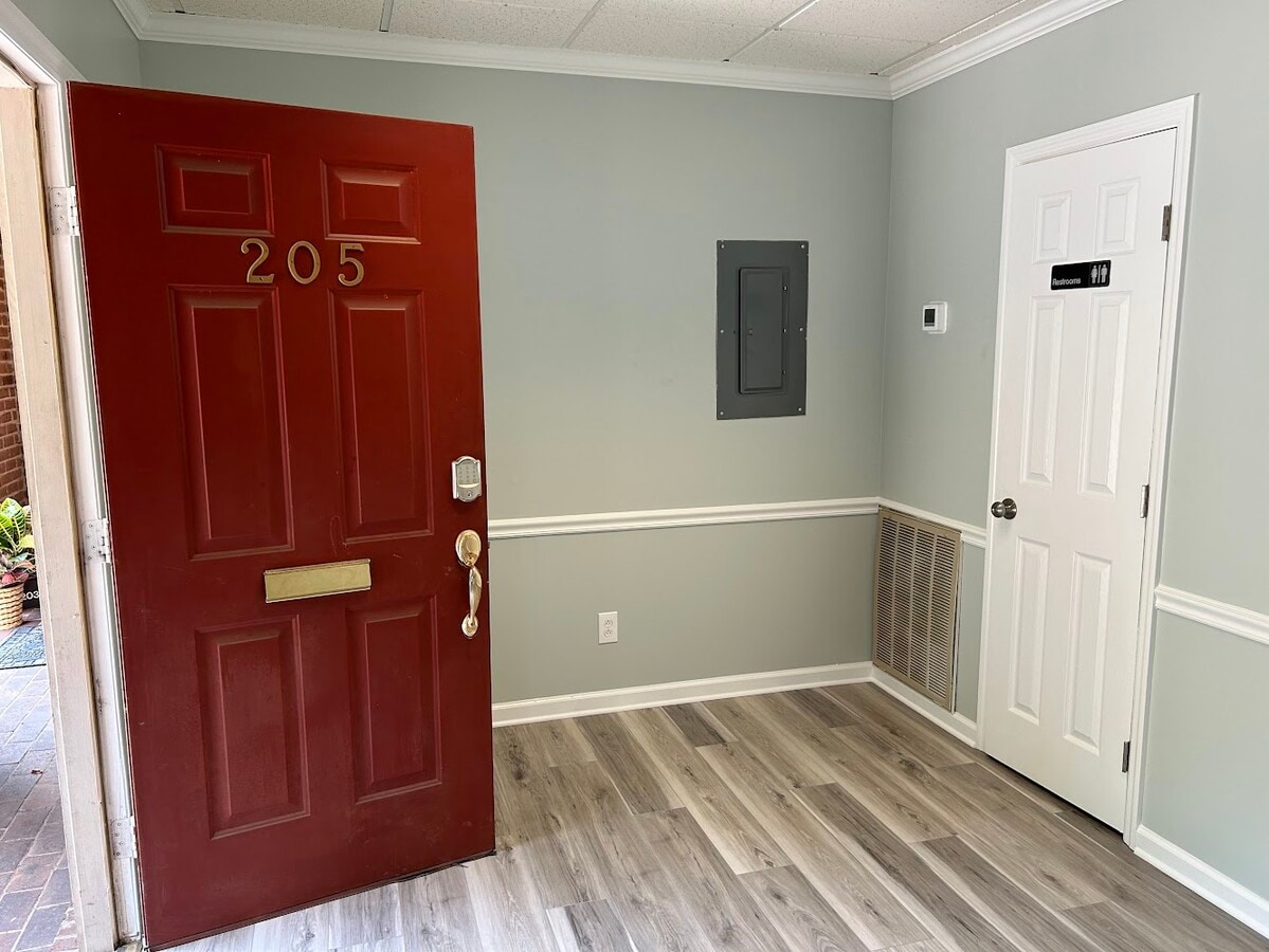 1580 Sparkman Dr, Huntsville, AL 35816 - Unit 205 -  - Interior Photo - Image 1 of 13