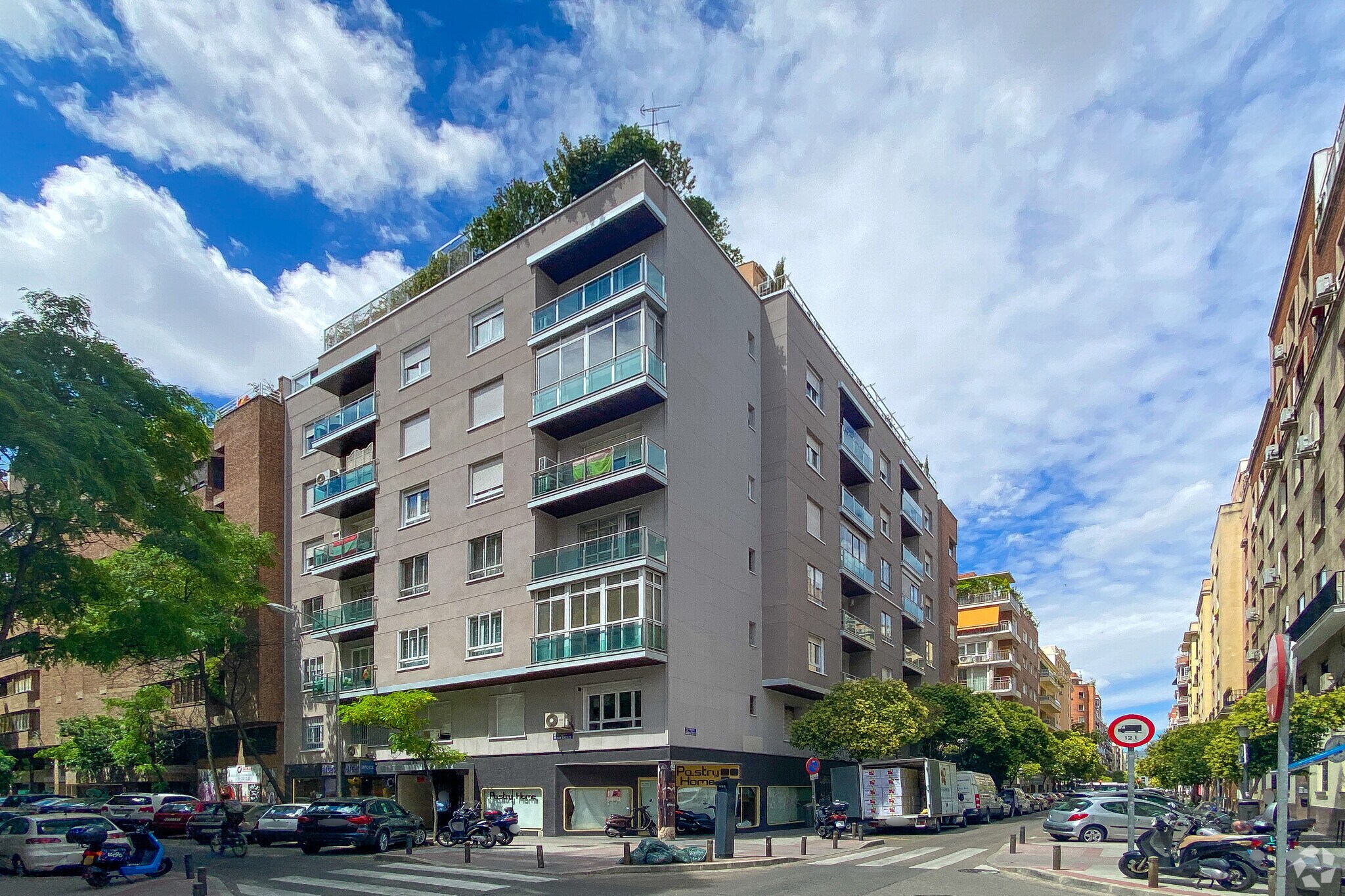 Calle de Fernán González, 26, Madrid, Madrid for sale Primary Photo- Image 1 of 1