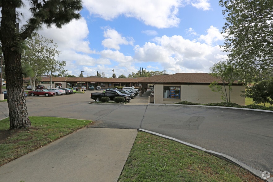 555 W Country Club Ln, Escondido, CA for lease - Primary Photo - Image 1 of 3