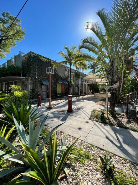 5582 NE 4th Ct, Miami, FL for lease - Primary Photo - Image 3 of 10