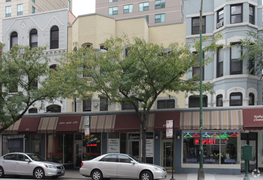 674-676 N Dearborn St, Chicago, IL for lease - Building Photo - Image 2 of 5