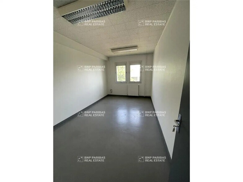 Office in La Ville-aux-Dames for lease - Building Photo - Image 3 of 15