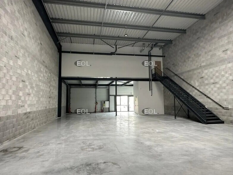 Flex in Manosque for lease - Building Photo - Image 3 of 10