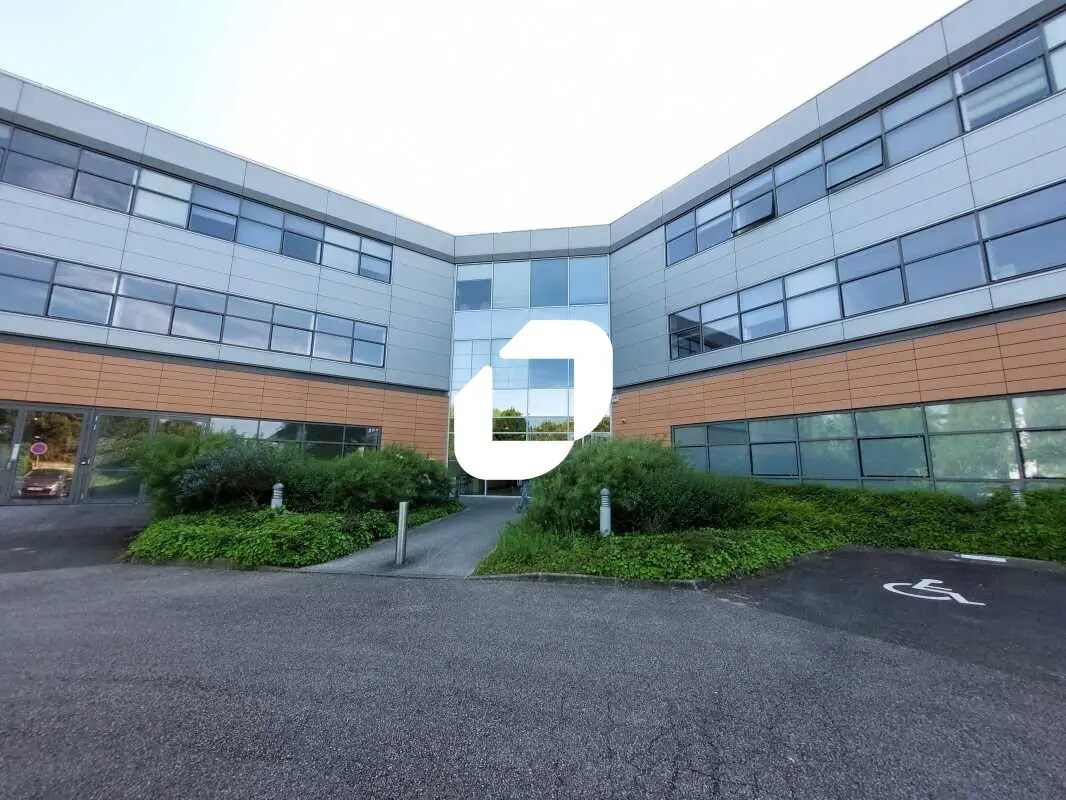 Flex in Élancourt for lease Building Photo- Image 1 of 18