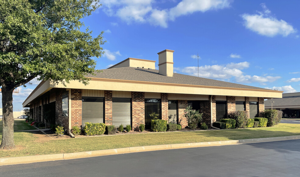 510 E Memorial Rd, Oklahoma City, OK for lease - Building Photo - Image 3 of 10