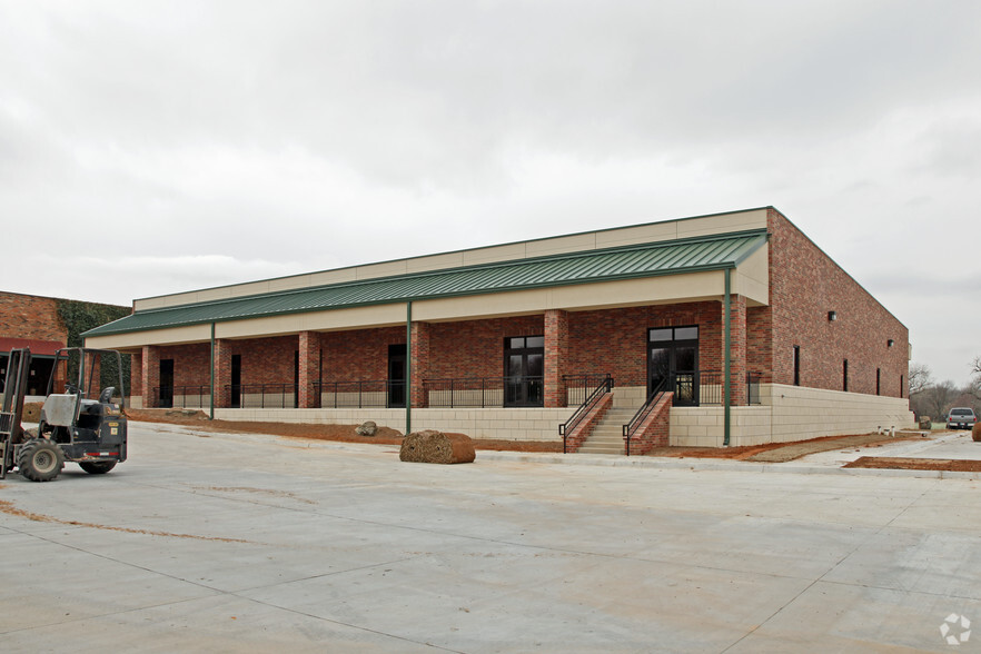 1121 S Douglas Blvd, Oklahoma City, OK for lease - Building Photo - Image 2 of 5