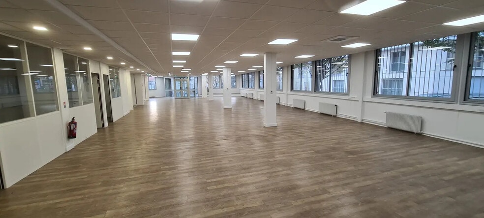 Office in Issy-les-Moulineaux for lease - Building Photo - Image 3 of 6