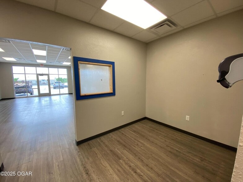 530 N East St, Webb City, MO for lease - Building Photo - Image 2 of 5