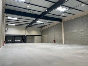 Rue De L'Equerre, Saint-Ouen-l'Aumône for lease Interior Photo- Image 2 of 9
