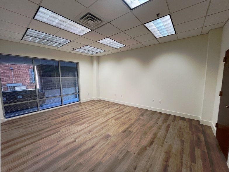 701 E High St, Charlottesville, VA for lease - Building Photo - Image 3 of 8