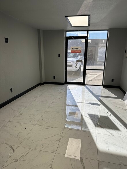 827-863 N IH 35, New Braunfels, TX for lease - Interior Photo - Image 2 of 5