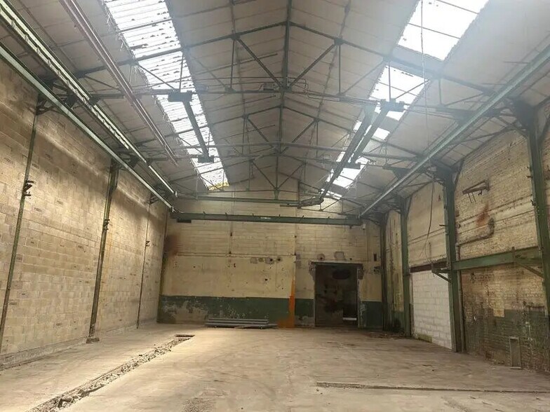 Flex in Saint-Quentin for lease - Building Photo - Image 1 of 5