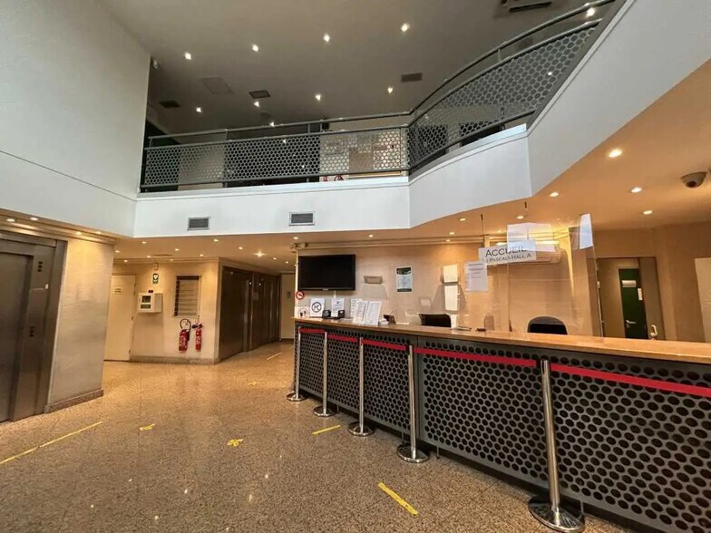 Office in Créteil for lease - Lobby - Image 3 of 4