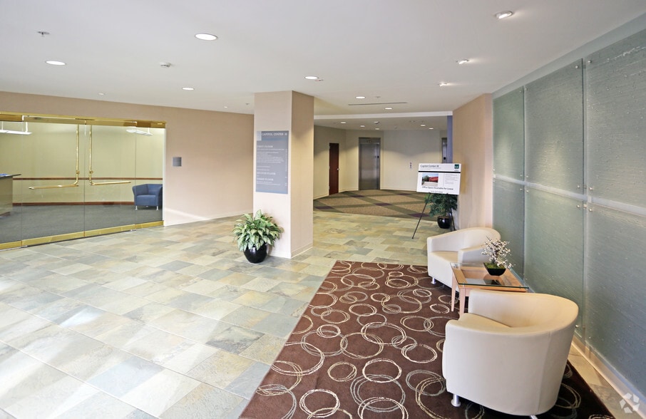 400 E Court Ave, Des Moines, IA for lease - Lobby - Image 2 of 8