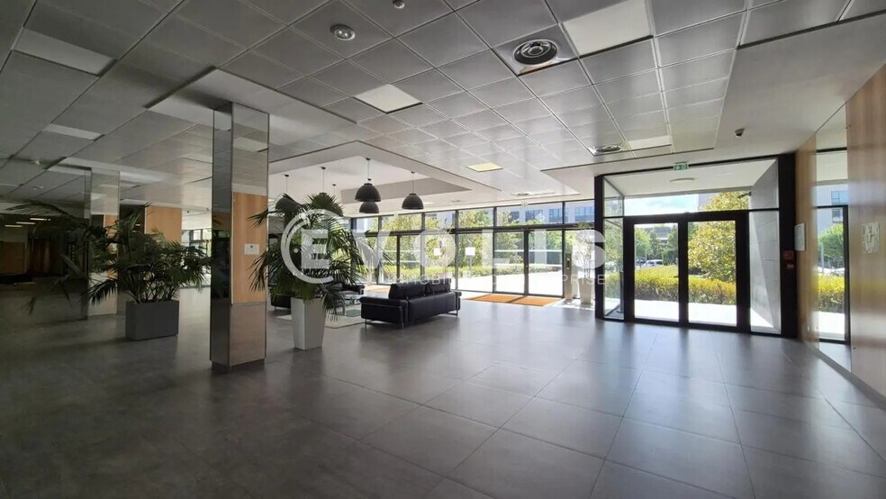 Office in Jossigny for sale - Lobby - Image 2 of 15