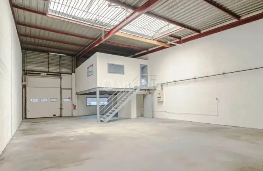 Flex in Lisses for lease - Interior Photo - Image 2 of 7