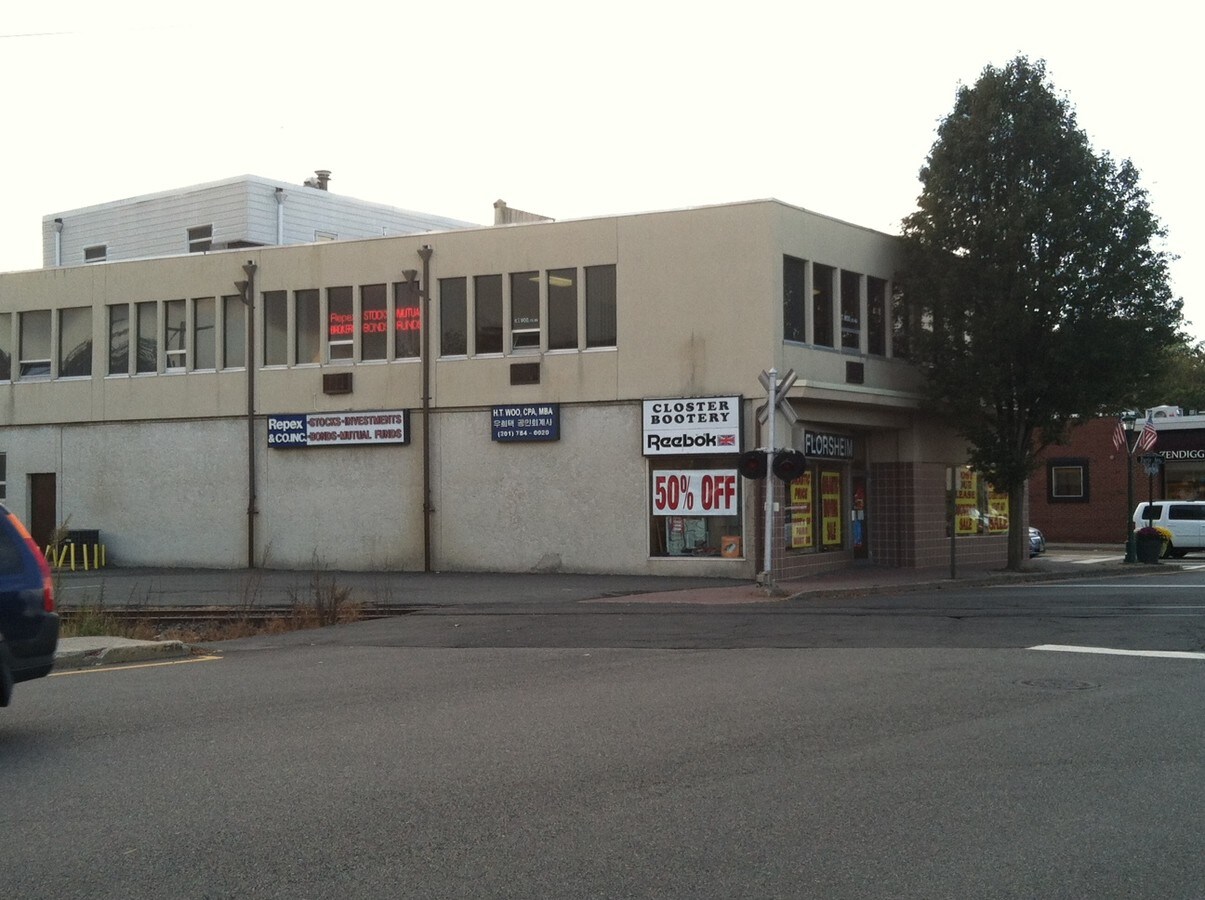 550 Durie Ave, Closter, NJ 07624