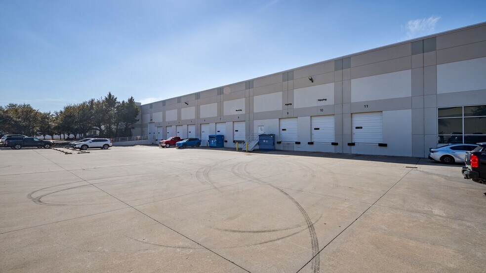 2853 Eisenhower St, Carrollton, TX for lease - Building Photo - Image 2 of 5
