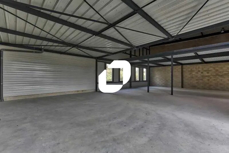 Retail in Lardy for lease - Interior Photo - Image 2 of 8