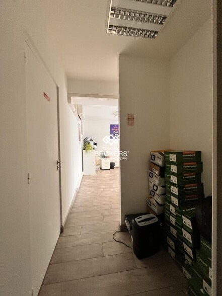 Retail in Rezé for lease - Interior Photo - Image 2 of 4