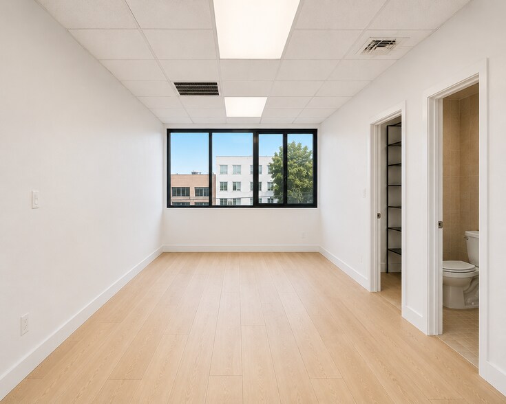 4236 162nd St, Flushing, NY for lease - Primary Photo - Image 1 of 10