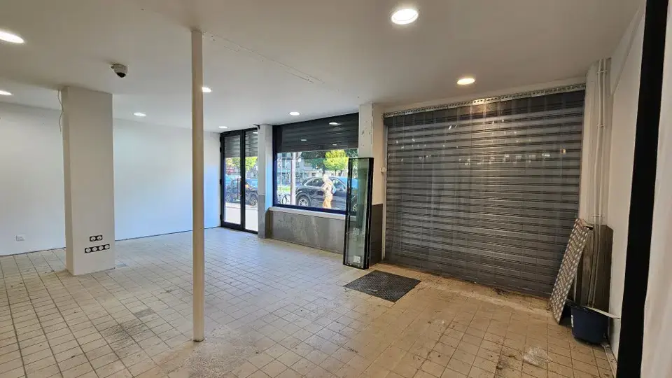Retail in Paris for lease Interior Photo- Image 1 of 4